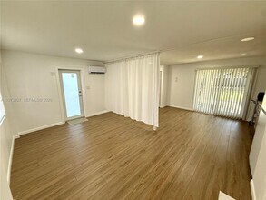 8301 SW 19th St in Miami, FL - Building Photo - Building Photo