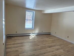 54 Mill St in Barre, VT - Foto de edificio - Building Photo