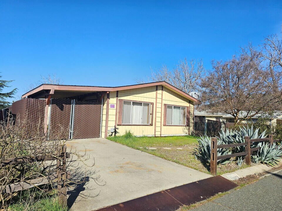 13973 Apple Ln in Clearlake Oaks, CA - Building Photo