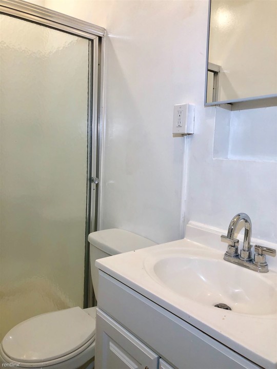 2504 N Calvert St in Baltimore, MD - Building Photo
