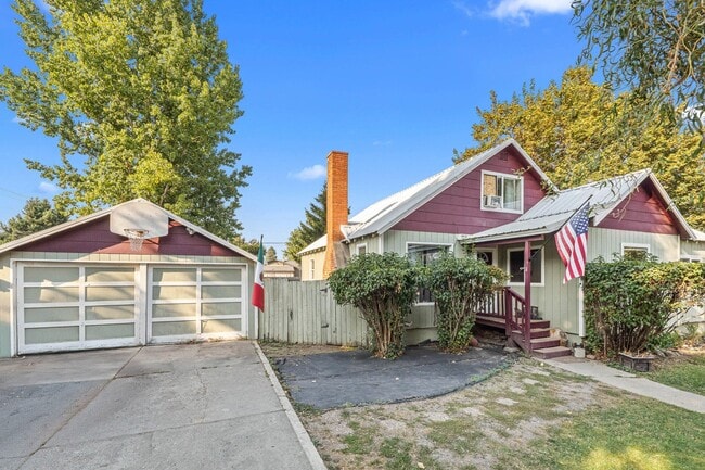 206 W Jenkins Ave in Chewelah, WA - Building Photo - Building Photo