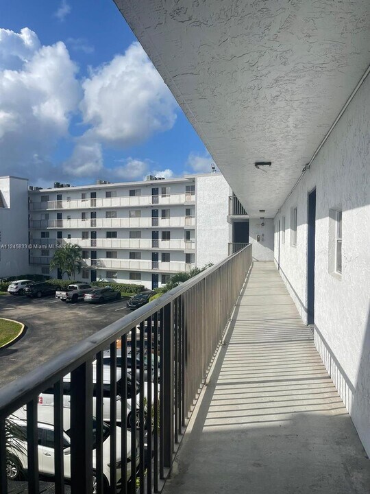 8610 N Sherman Cir, Unit 304 in Miramar, FL - Building Photo