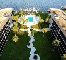 2424 N Federal Hwy in Boynton Beach, FL - Building Photo