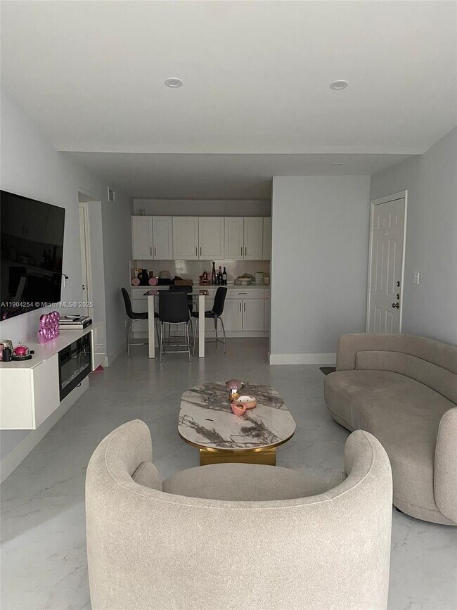 833 Riverside Dr in Coral Springs, FL - Foto de edificio - Building Photo