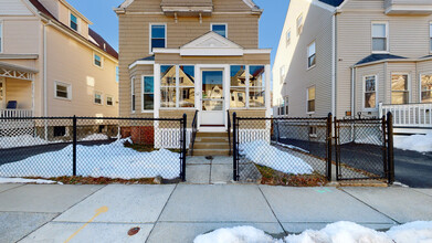 62 Saunders St in Boston, MA - Foto de edificio - Building Photo