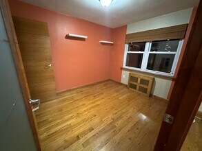 4739 59th St, Unit #2 in Woodside, NY - Foto de edificio - Building Photo