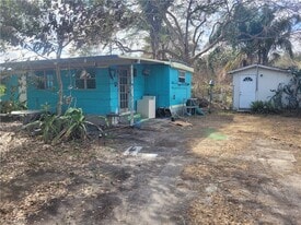 8230 Tolles Dr in North Fort Myers, FL - Building Photo