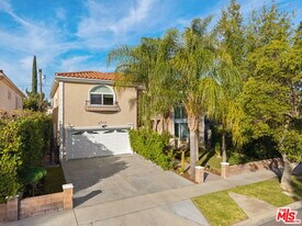 5217 Etiwanda Ave in Los Angeles, CA - Building Photo