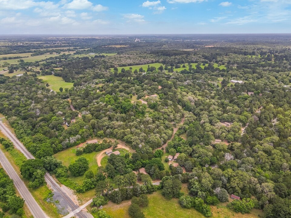 109 Mountain Valley Dr in Smithville, TX - Building Photo