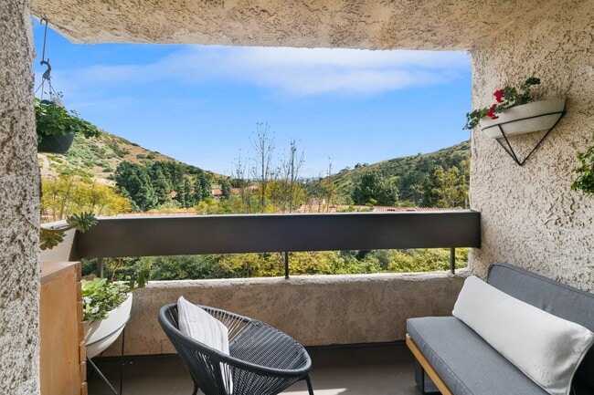 2700 Cahuenga Blvd in Los Angeles, CA - Building Photo - Building Photo