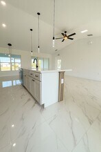 717 NW 19th Terrace in Cape Coral, FL - Foto de edificio - Building Photo