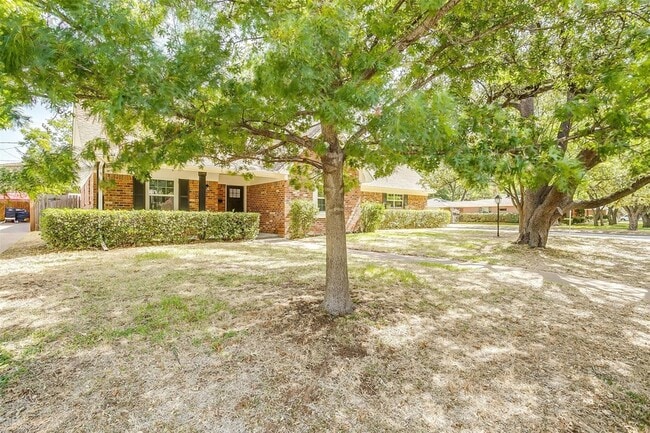 1701 Larkspur Dr in Arlington, TX - Building Photo - Building Photo