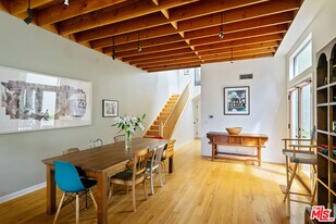 726 Nowita Pl in Los Angeles, CA - Building Photo