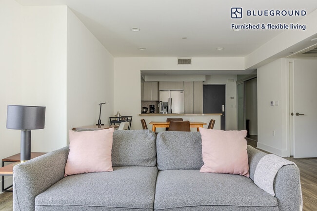 10473 Santa Monica Blvd in Los Angeles, CA - Building Photo - Building Photo