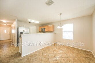 2735 Thunder Gulch in San Antonio, TX - Building Photo - Building Photo