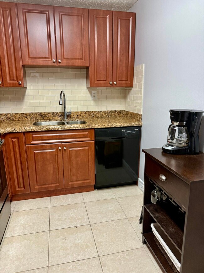 405 Meadows Cir in Boynton Beach, FL - Building Photo - Building Photo