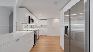 555 NE 34th St in Miami, FL - Building Photo - Building Photo