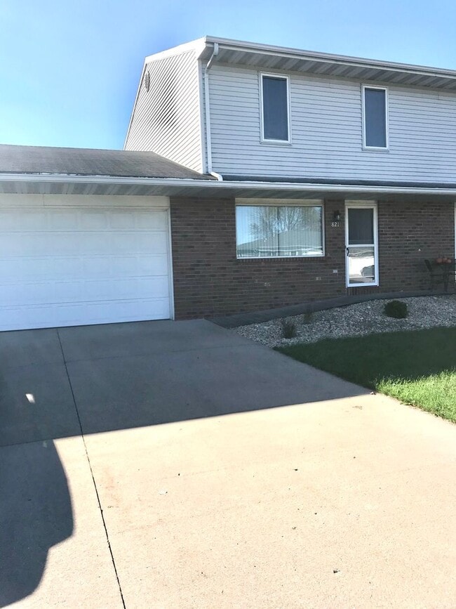 property at 821-823-823 Warbler Ln