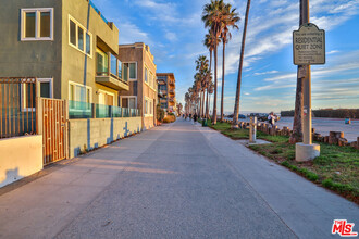 2207 Ocean Front Walk in Los Angeles, CA - Building Photo - Building Photo