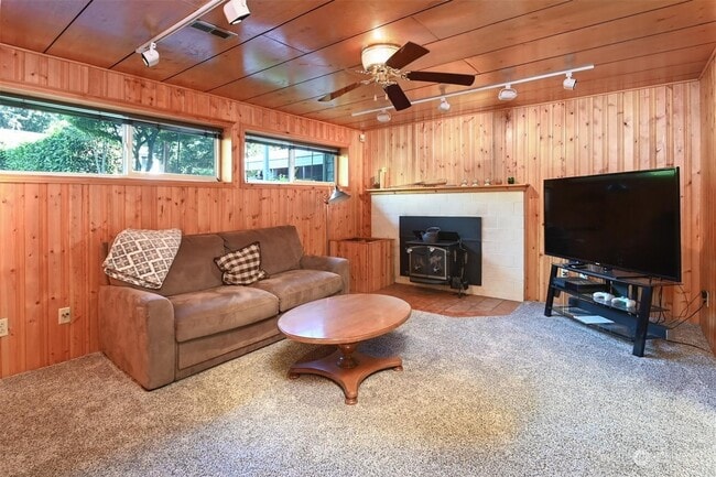 10409 NE 130th St, Unit Lower floor in Kirkland, WA - Foto de edificio - Building Photo