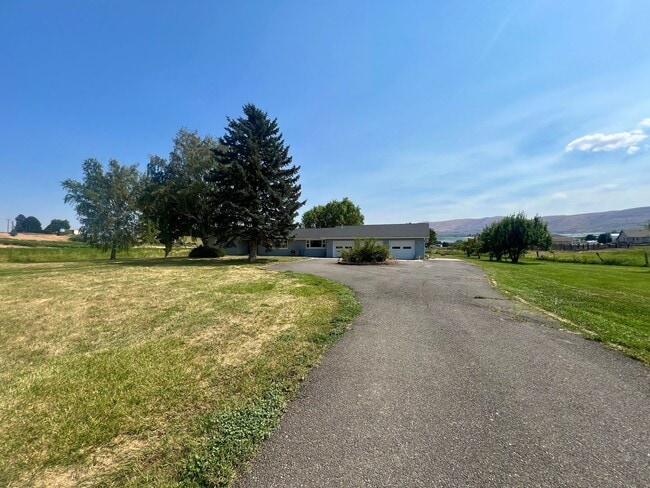3910 Thrall Rd in Ellensburg, WA - Building Photo - Building Photo