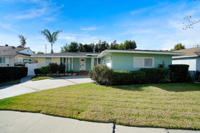7335 Donna Ave in Reseda, CA - Foto de edificio - Building Photo