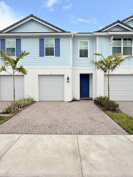 121 SE Birch Ter in Stuart, FL - Building Photo