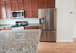38 Bond St in North Brunswick, NJ - Building Photo - Building Photo