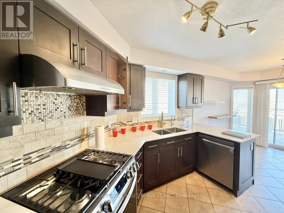 561 Isaiah Cres in Kitchener, ON - Building Photo