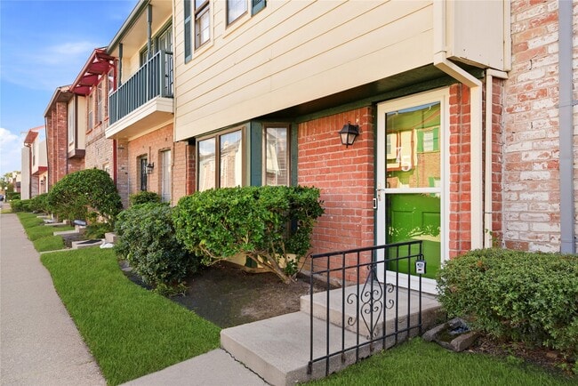 7700 Creekbend Dr in Houston, TX - Building Photo - Building Photo