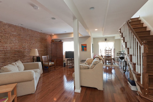 519 16th St SE, Unit Apt 2 in Washington, DC - Building Photo - Building Photo