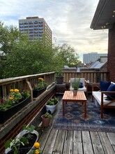 910 W Gunnison St, Unit 1 in Chicago, IL - Building Photo - Building Photo