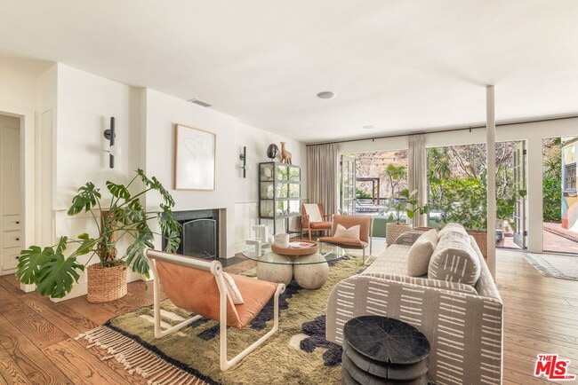 2015 Nichols Canyon Rd in Los Angeles, CA - Building Photo - Building Photo