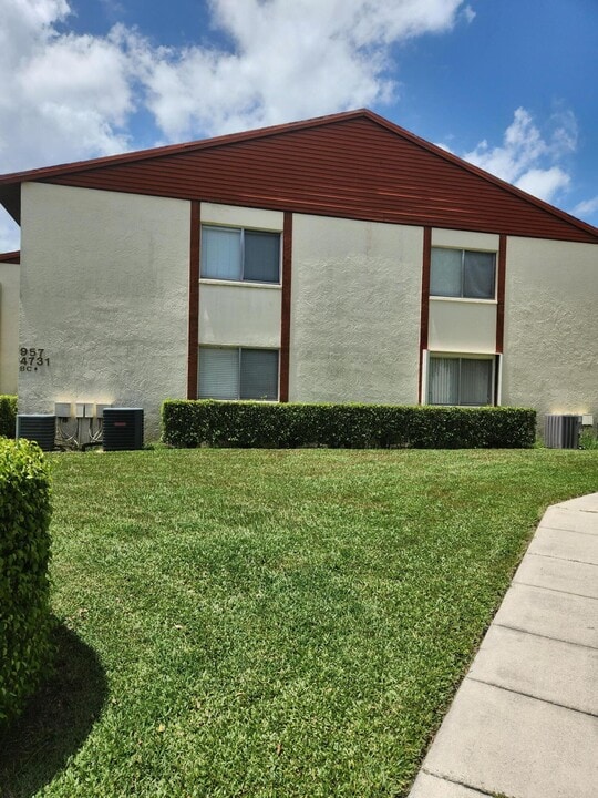 4731 Sable Pine Cir in West Palm Beach, FL - Building Photo