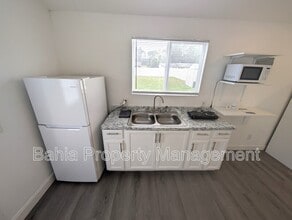 1002 Kirkland Dr in Tampa, FL - Building Photo - Building Photo