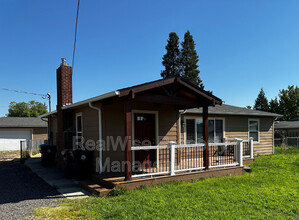 447 Grand Ave in Central Point, OR - Foto de edificio - Building Photo