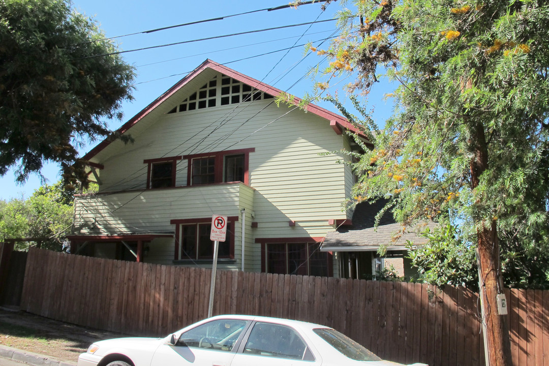 1310 Montana St in Los Angeles, CA - Building Photo