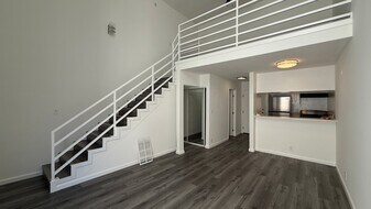 7044 Hawthorn Ave, Unit 307 in Los Angeles, CA - Building Photo