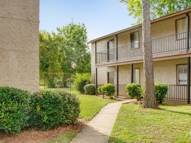 Chateau Royale  Apartments in Alexandria, LA - Foto de edificio - Building Photo