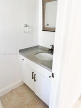 1925 Sans Souci Blvd in North Miami, FL - Foto de edificio - Building Photo