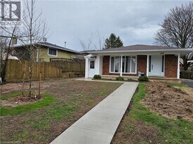 102 Calmcrest Dr in Kitchener, ON - Building Photo