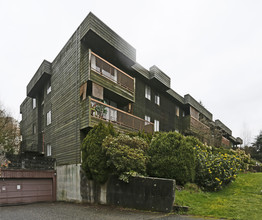 5630 Inman Ave in Burnaby, BC - Building Photo - Building Photo