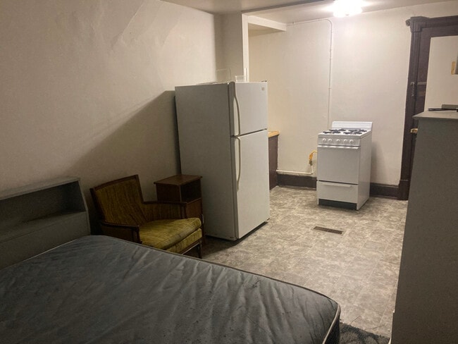 3431 W Kilbourn Ave, Unit 9 in Milwaukee, WI - Building Photo - Building Photo