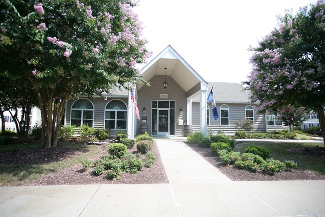 Rolling Meadows Apartments - Tax Credit in Williamsburg, VA - Foto de edificio - Building Photo