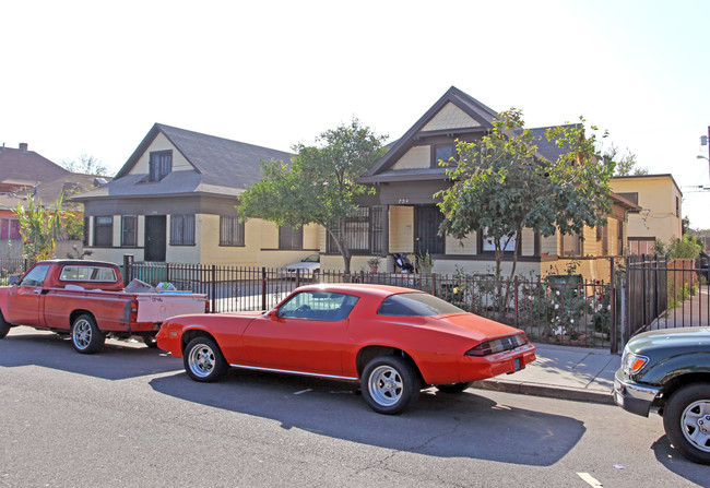 734-742 25th St in Los Angeles, CA - Foto de edificio - Building Photo