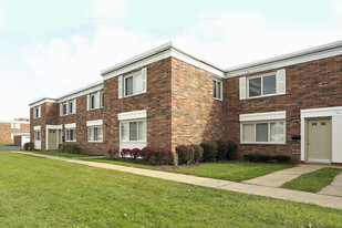 Clarkwood Greens Apartments & Townhomes in Warrensville Heights, OH - Building Photo