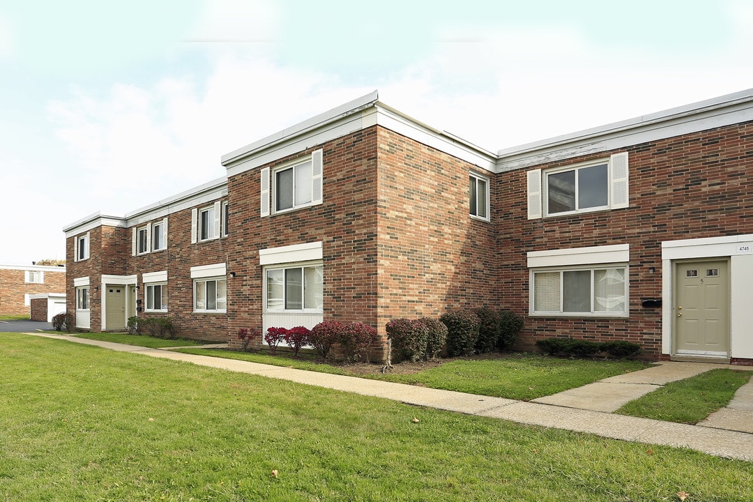 Clarkwood Greens Apartments & Townhomes in Warrensville Heights, OH - Foto de edificio