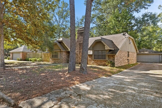 208 Cliffbrook Ln in Cleveland, TX - Building Photo - Building Photo