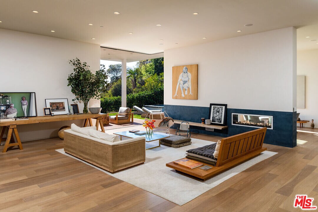 1355 Devlin Dr in Los Angeles, CA - Building Photo