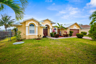 2466 SW Lafayette St in Port St. Lucie, FL - Foto de edificio - Building Photo